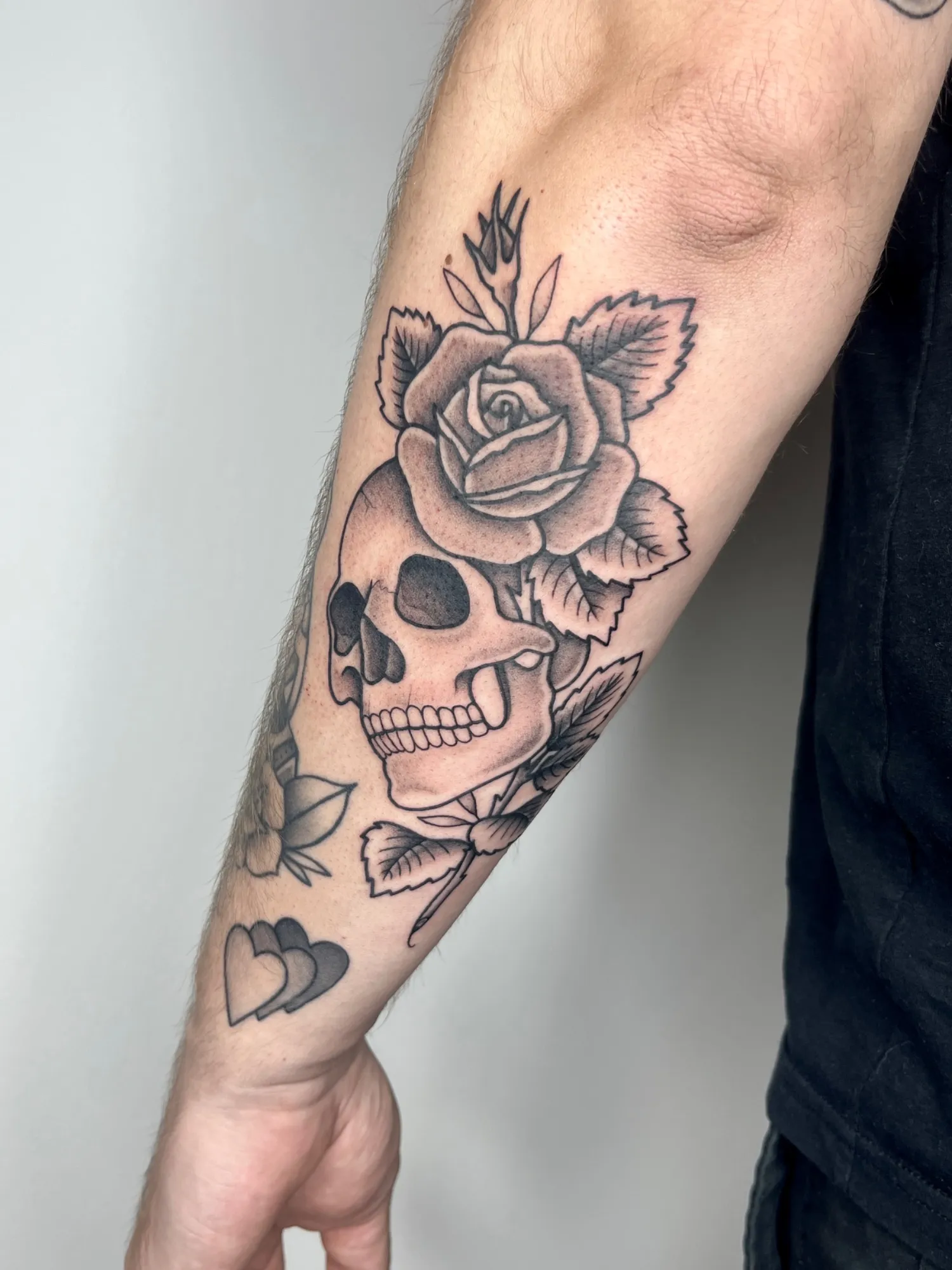 Illustratives Totenkopf-Rosen-Tattoo von susigrck, Leipzig