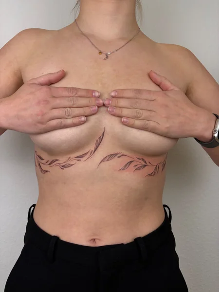 Florales Fineline-Tattoo von sadmeply_tattoo, Hamburg